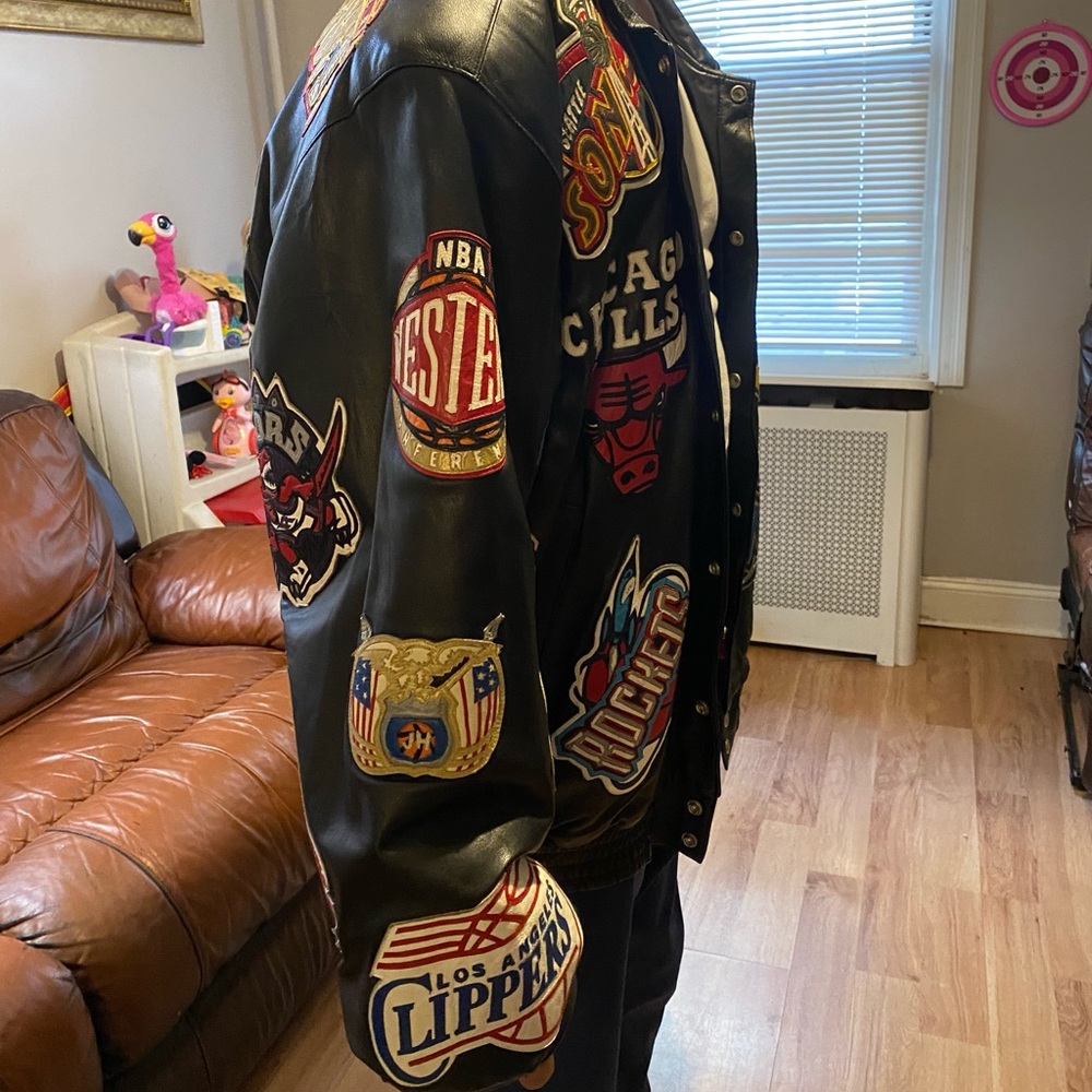2001 Autographed Jeff Hamilton NBA logo patches black leather jacket size is 6x